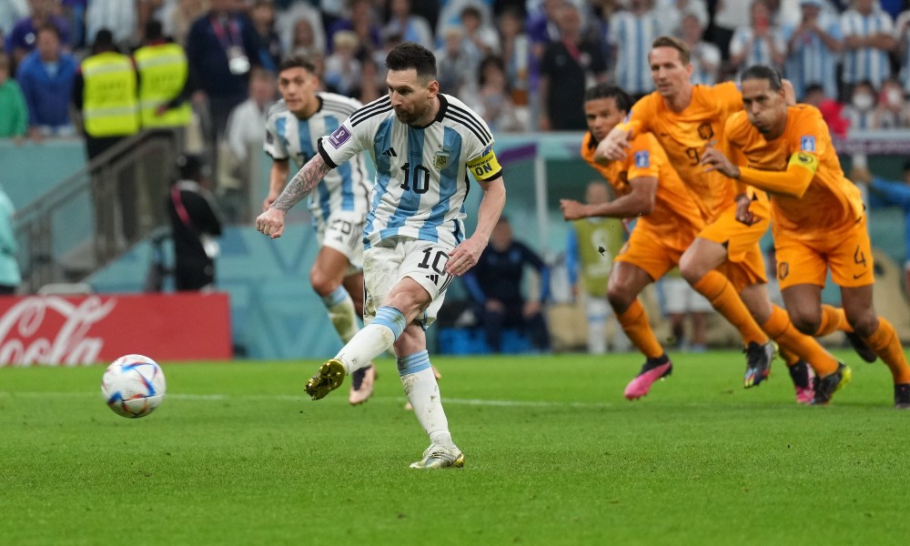 Месси забивает гол с пенальти