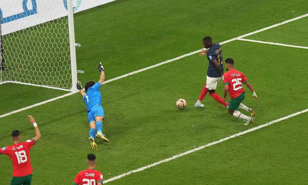 Коло-Муани забивает второй гол ворота Буну