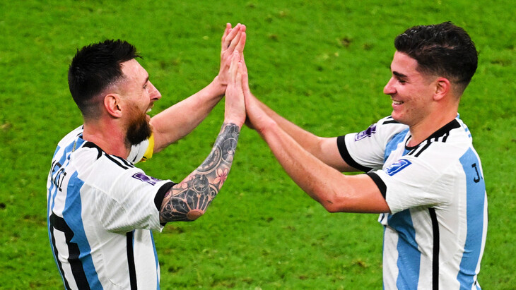 Хулиан Альварес и Лионель Месси Хулиан Альварес и Лионель Месси