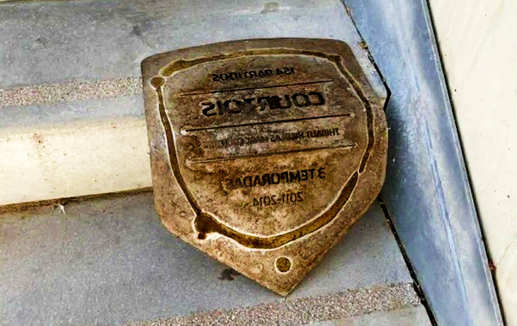 Табличку Куртуа осквернили вандалы