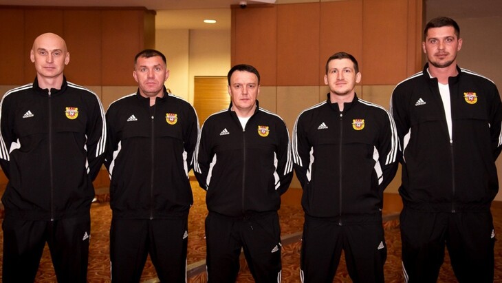 Александр Сторожук (в центре)