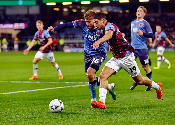 Анасс Зарури (справа)