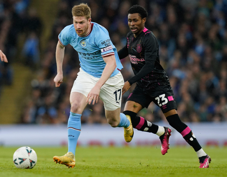 Натан Телла (справа)