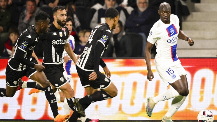 Фрагмент матча «Анже» — ПСЖ