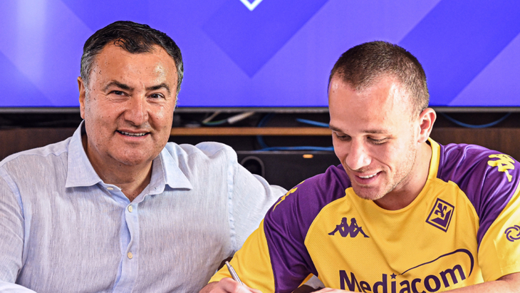 Артур подписывает контракт