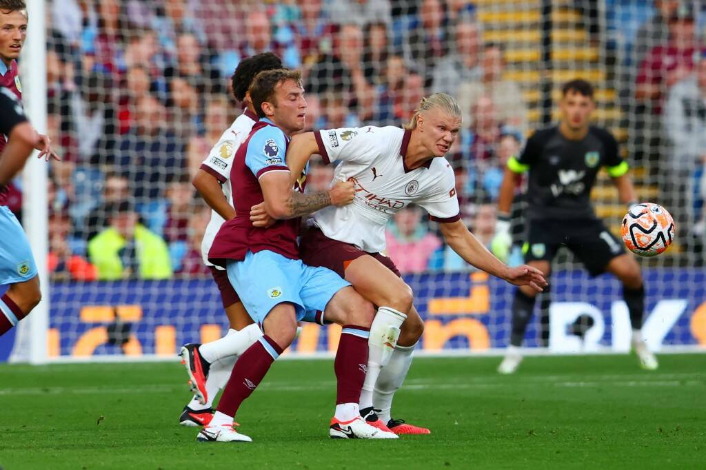 Фрагмент матча Бернли — Манчестер Сити