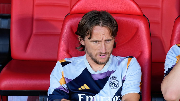 Лука Модрич сидит на скамейке запасных