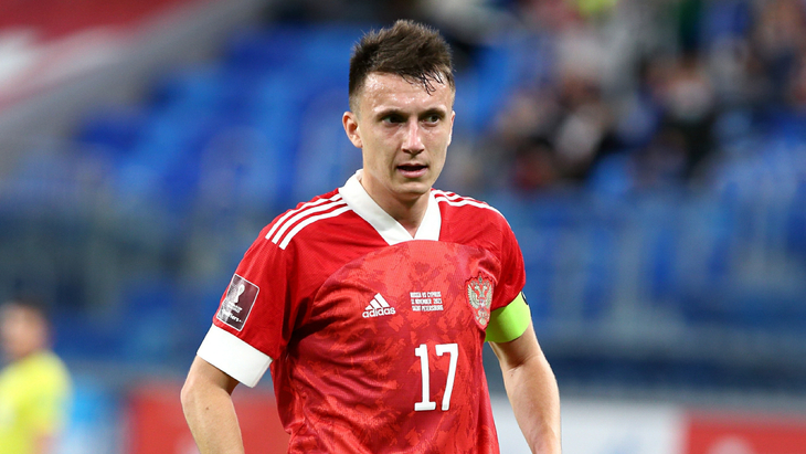 Александр Головин в футболке сборной России