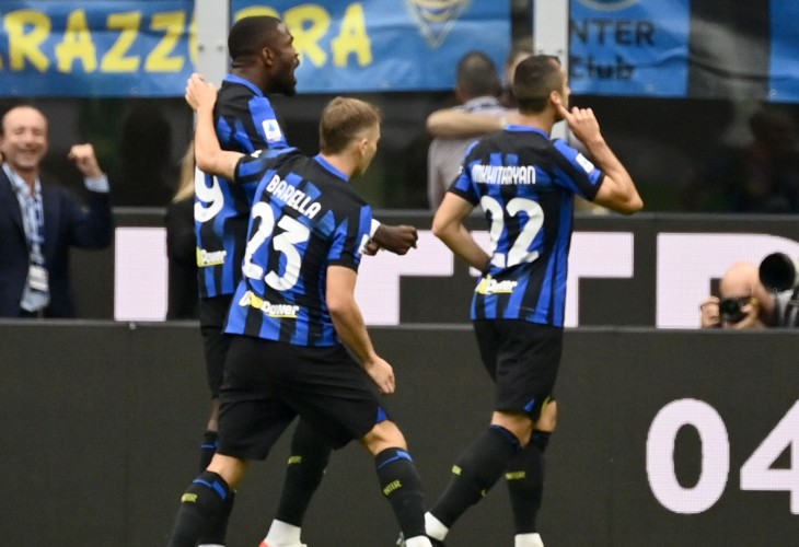 «Интер» празднует победу над «Миланом»