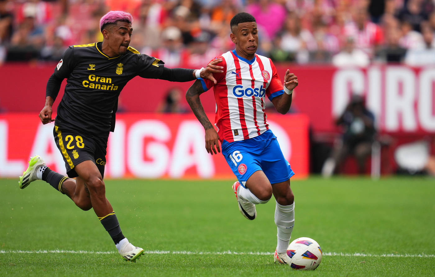 Савио убегает от игрока «Лас-Пальмаса»