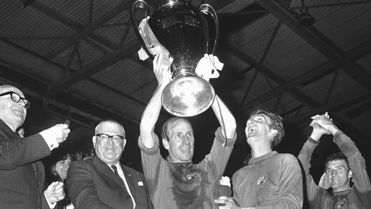 Чарльтон поднимает Кубок европейских чемпионов