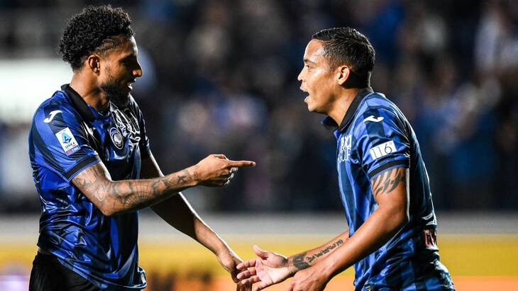 Автор дубля за «Аталанту» Луис Муриэль (справа)