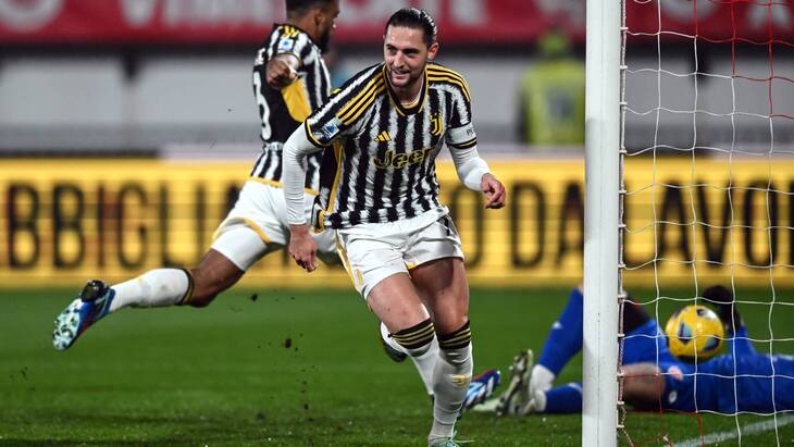 Автор первого гола Адриен Рабьо