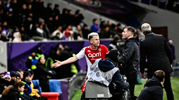 Александр Головин покидает поле после красной карточки