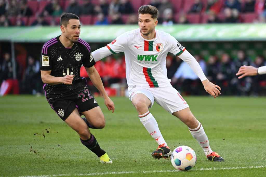 Фрагмент матча Аугсбург — Бавария