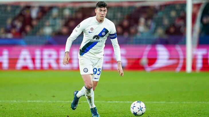 Защитник гостей Алессандро Бастони