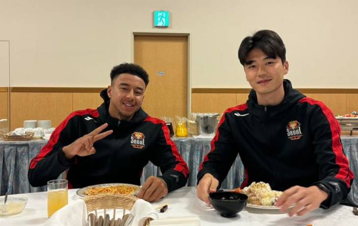 Лингард с капитаном «ФК Сеул»