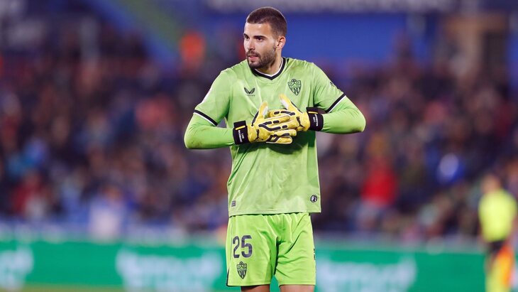 Вратарь хозяев Луиш Максимиану