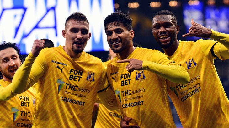 Егор Голенков (второй слева) — автор первого гола