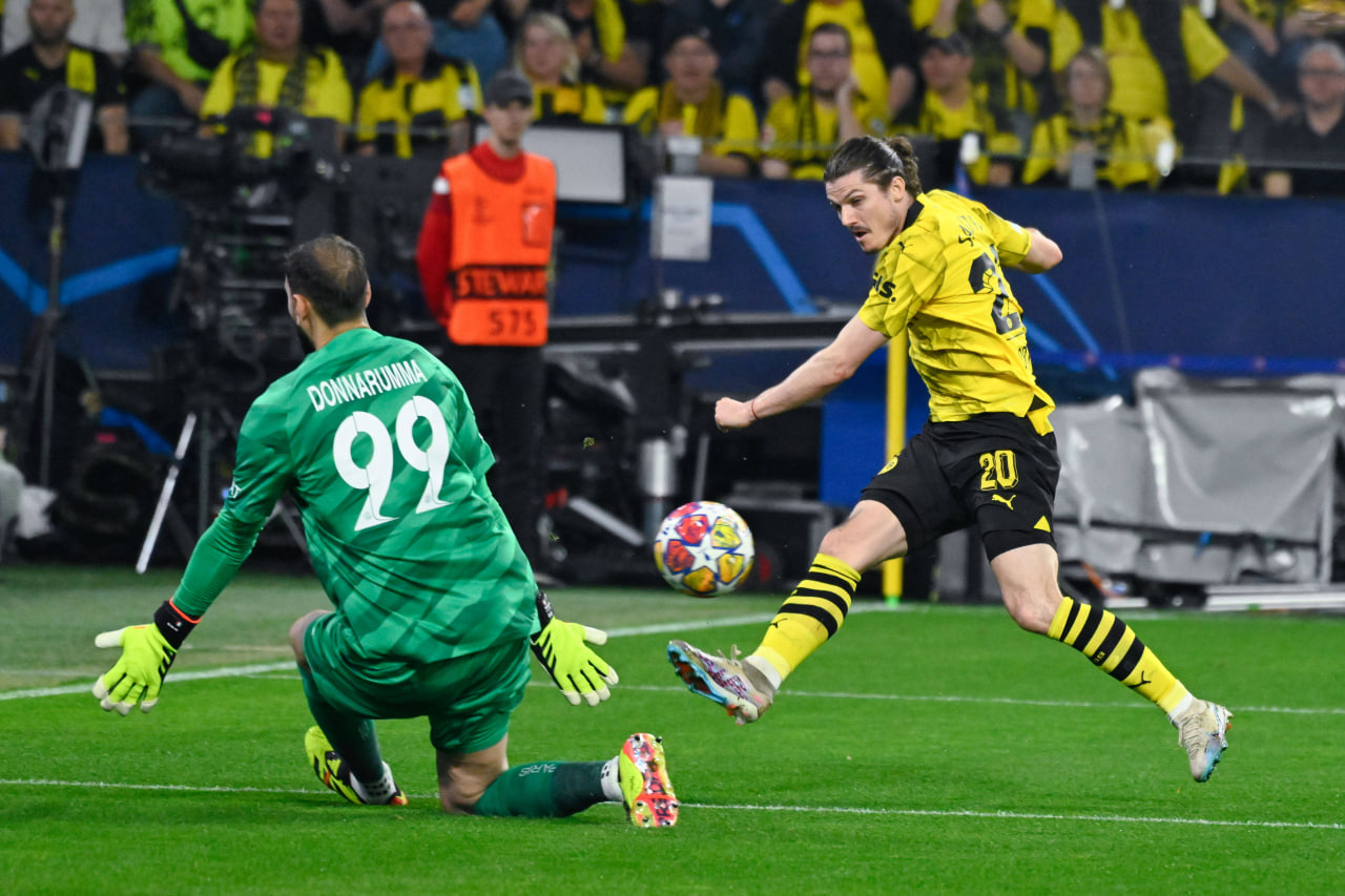 Фрагмент матча Боруссия — ПСЖ