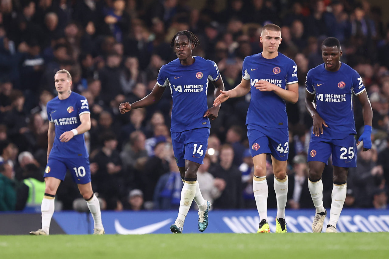 Челси празднует забитый мяч