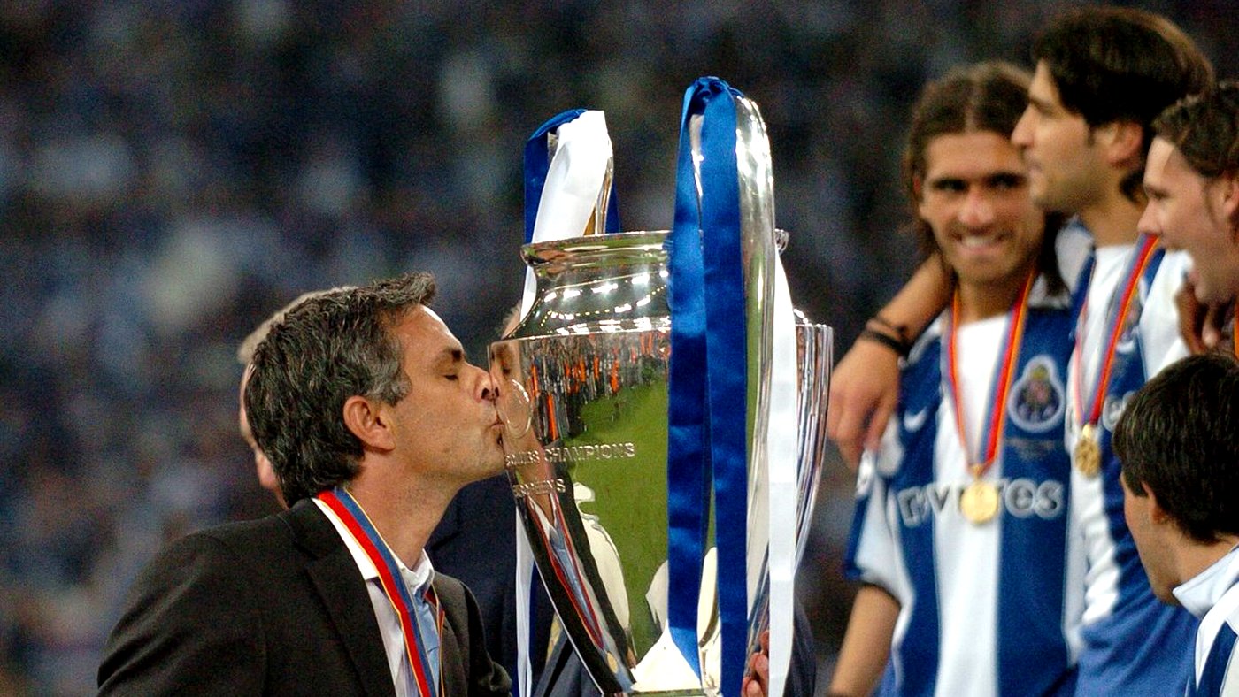 Жозе Моуринью целует кубок Лиги чемпионов