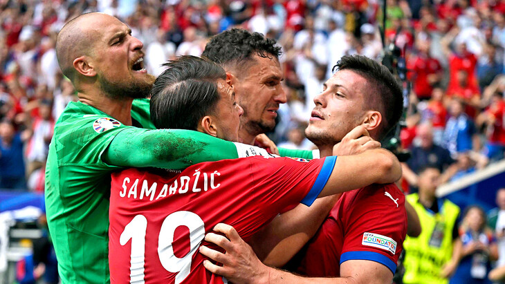 Сборная Сербии празднует гол Йовича