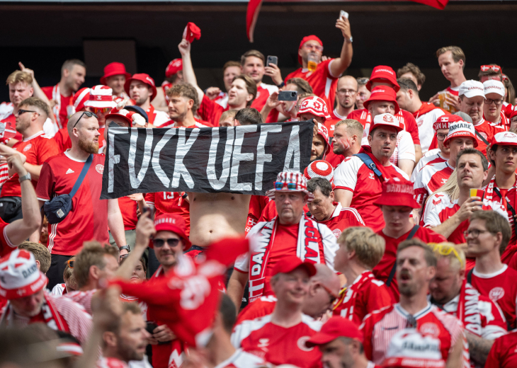 Оскорбительный баннер болельщиков сборной Дании