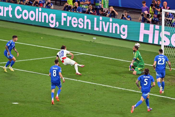 Лука Модрич забивает