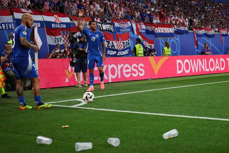 Стаканчики прилетают на поле буквально в каждом матче