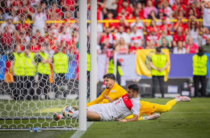 Самет Акайдин забивает в свои ворота