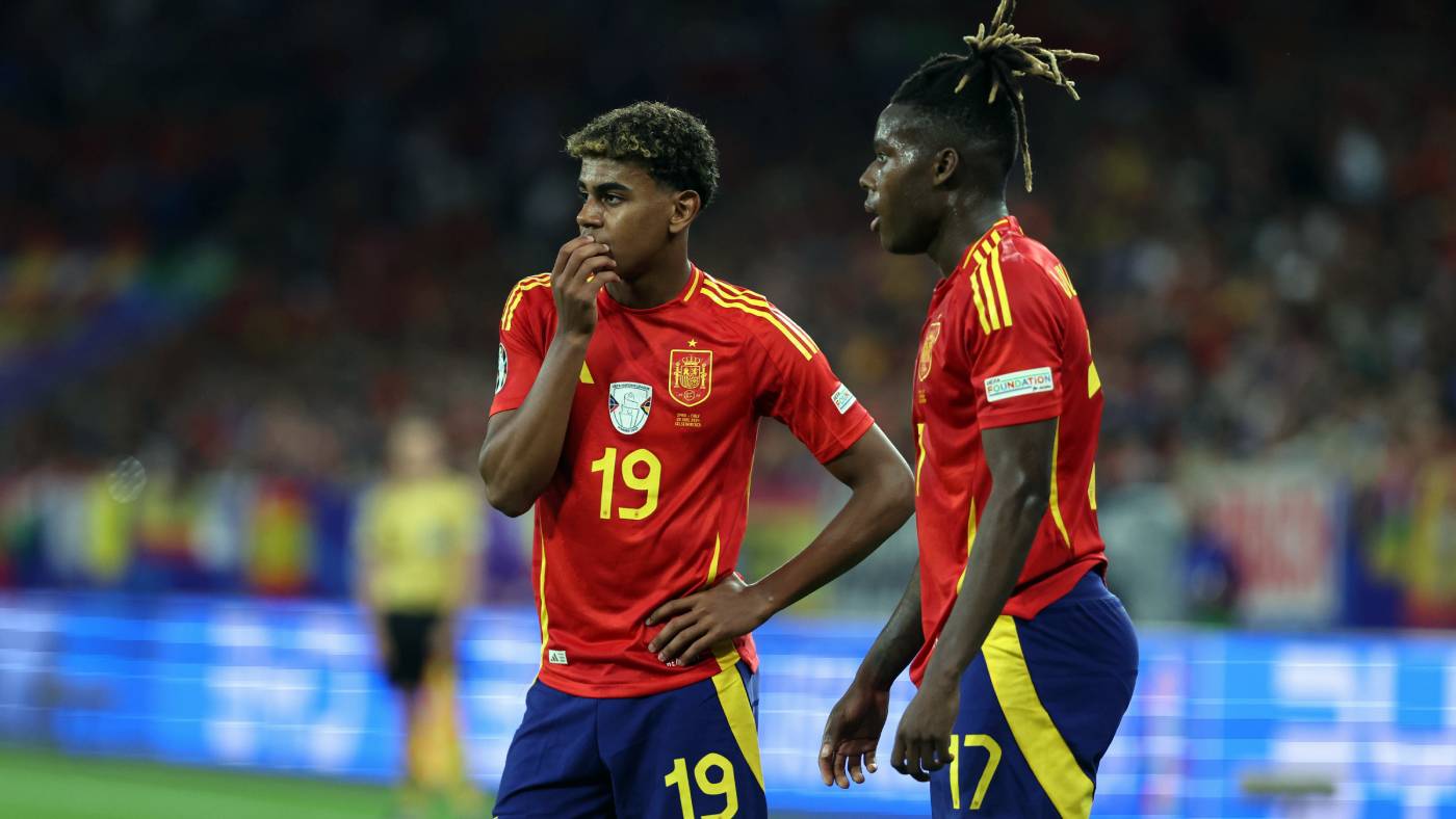 Вингеры сборной Испании Нико Уильямс и Ламин Ямаль