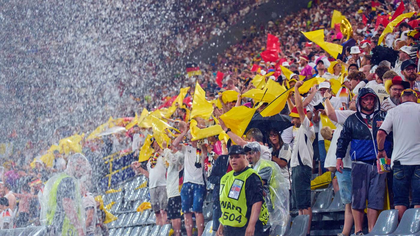 Дождь на матче Германия — Дания