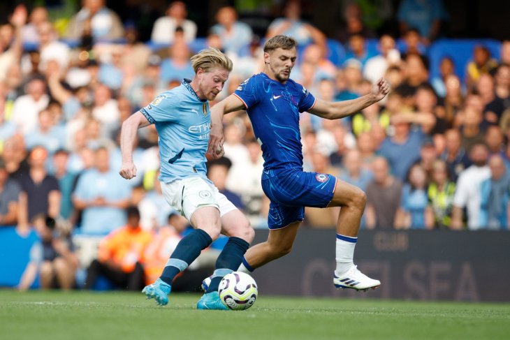 Кирнан Дьюсбери-Холл (справа)