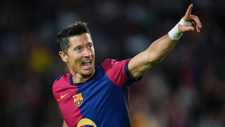 Роберт Левандовский — нападающий «Барселоны» Роберт Левандовский — нападающий «Барселоны»