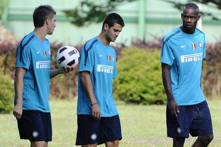 Марио Балотелли (справа)