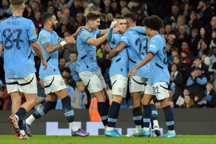 Игроки «Ман Сити» поздравляют Фила Фодена