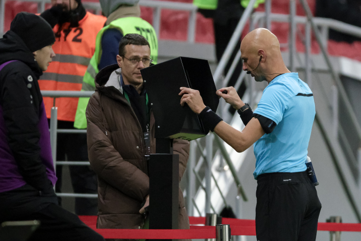 Сергей Карасев смотрит видеоповтор