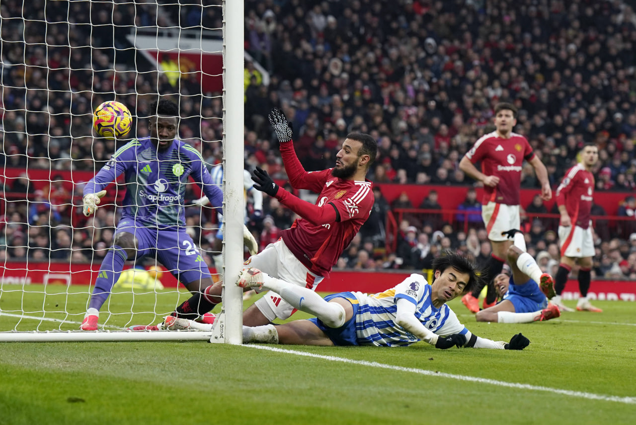 Митома забивает второй гол в ворота Манчестер Юнайтед