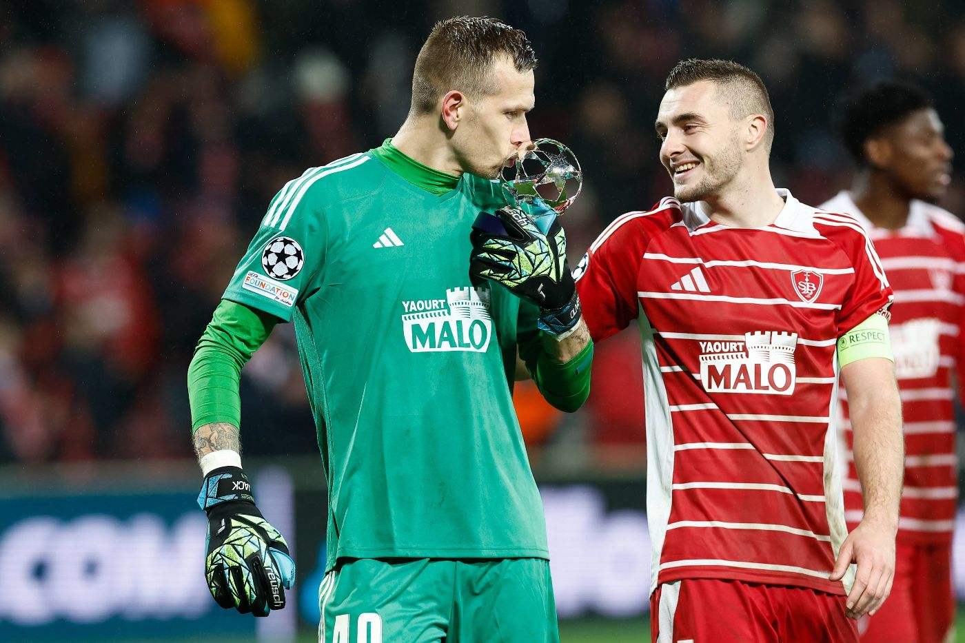 Марко Бизот с призом лучшему игроку матча в Лиге чемпионов