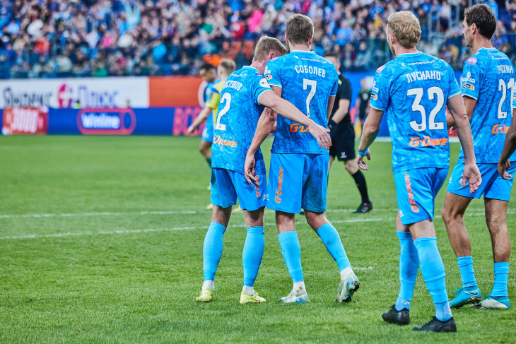 Александр Соболев празднует забитый мяч