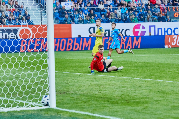 Ильзат Ахметов забивает в ворота БАТЭ