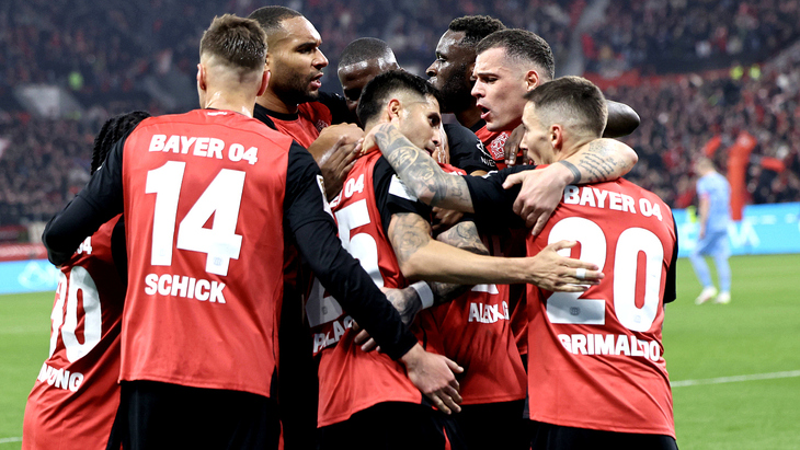 Игроки Байера празднуют гол в ворота Бохума Игроки Байера празднуют гол в ворота Бохума