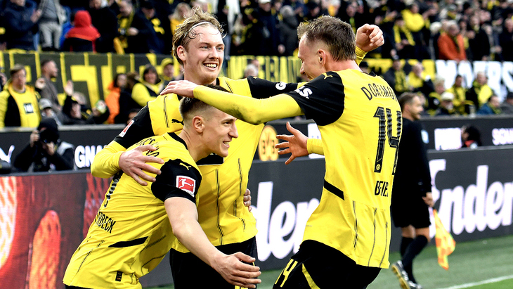 Игроки Дортмунда празднуют гол Игроки Дортмунда празднуют гол