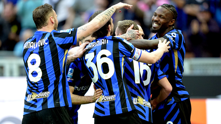 Игроки Интера празднуют гол Игроки Интера празднуют гол