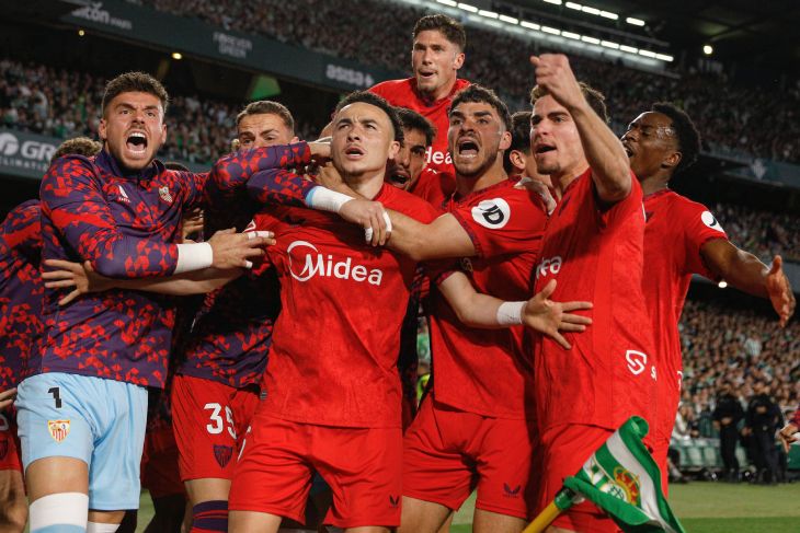 Игроки Севильи бурно празднуют гол