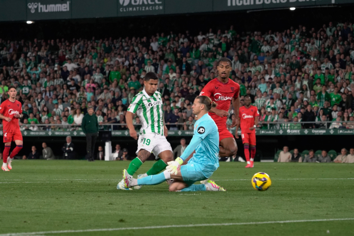 Кучо Эрнандес оправляет мяч в ворота