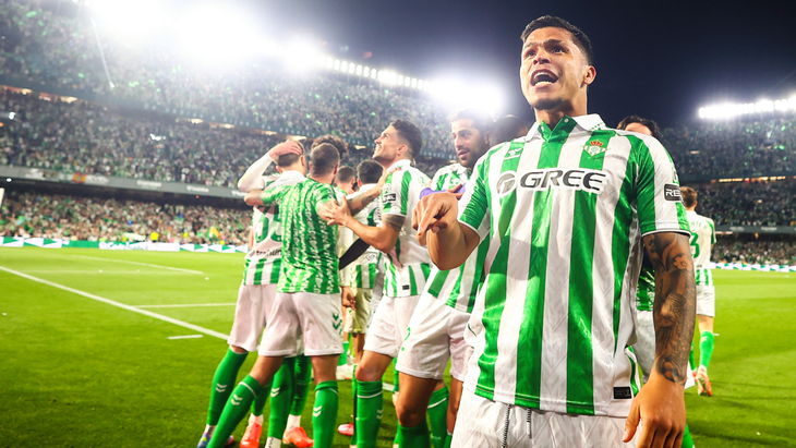 Кучо Эрнандес празднует свой гол