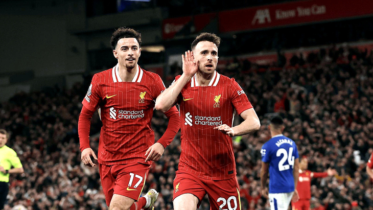 Игроки Ливерпуля празднуют гол