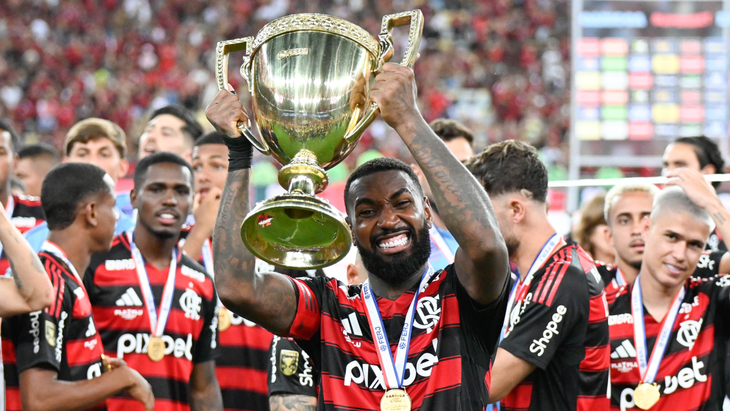 Жерсон c трофеем за победу в штате Кариока